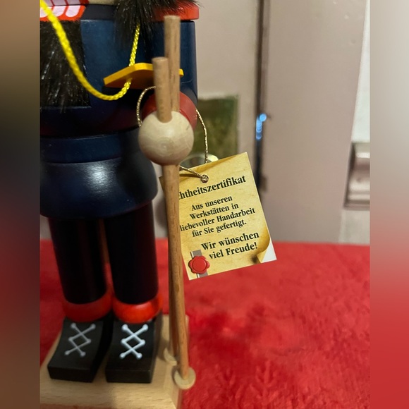 Ski Santa with sunglasses nutcracker - Picture 4 of 13